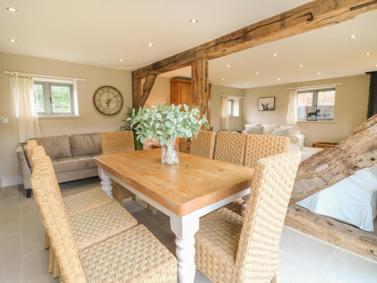 Upper Barn Villa Stafford Bagian luar foto