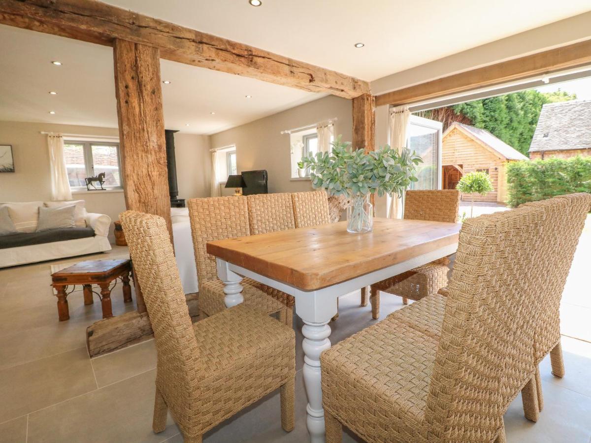 Upper Barn Villa Stafford Bagian luar foto