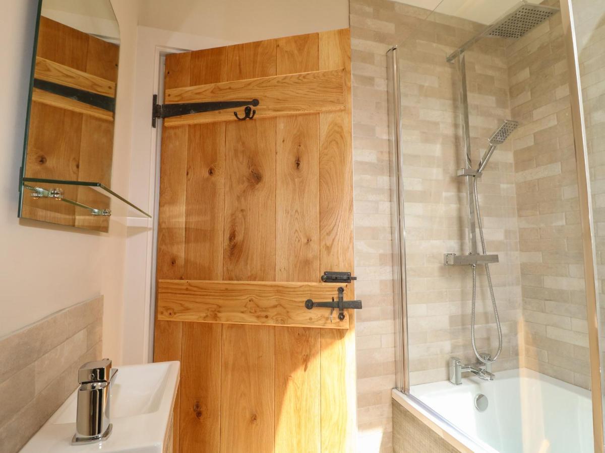 Upper Barn Villa Stafford Bagian luar foto