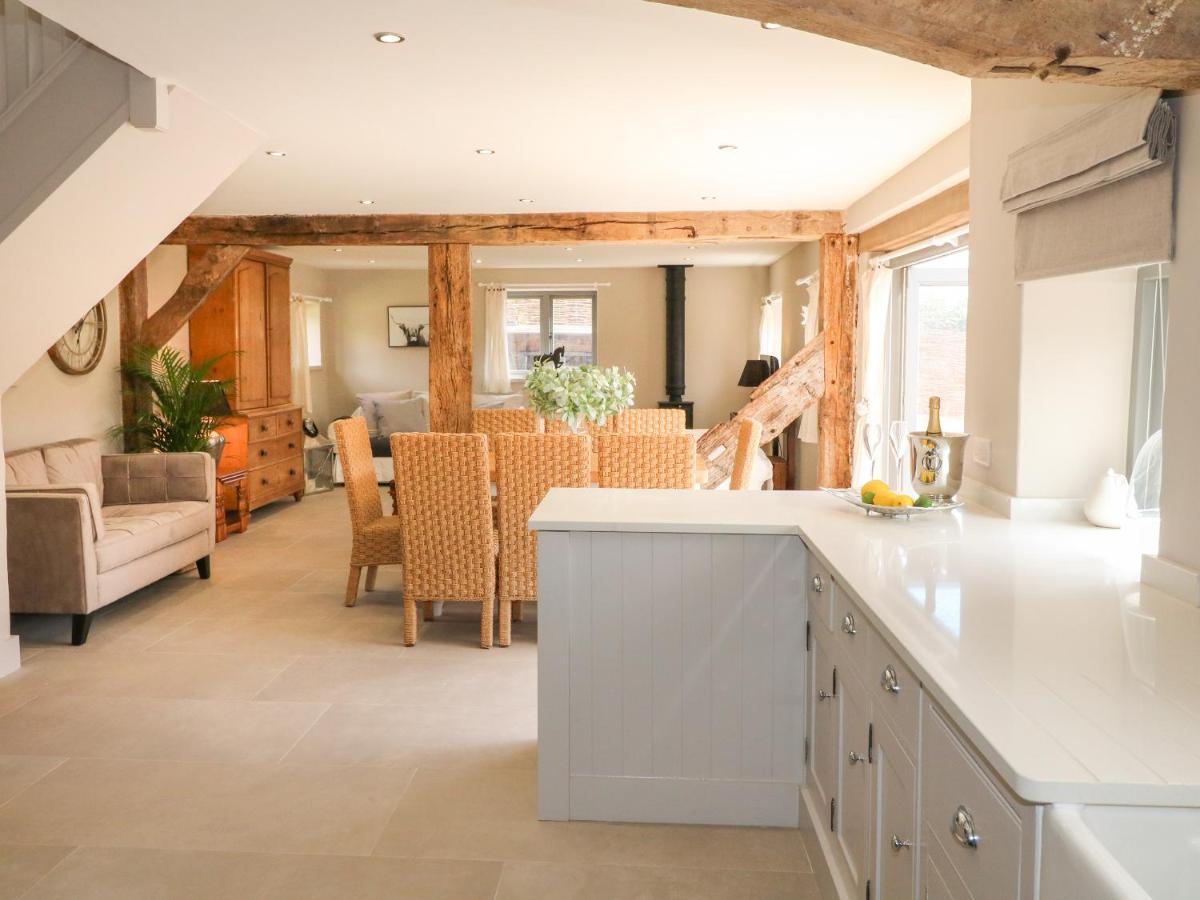 Upper Barn Villa Stafford Bagian luar foto